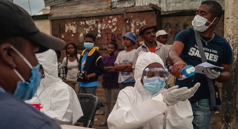 Prioritize health workers, at-risk groups, for COVID-19 vaccines: WHO chief